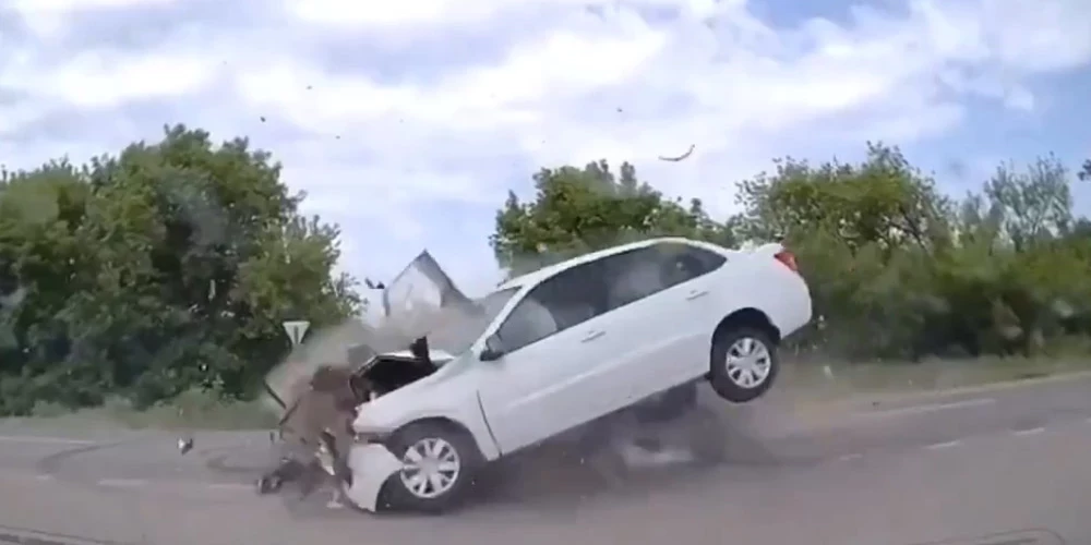 Vīrietis, atceļā no kapsētas, izraisīja letālu sadursmi, kurā gāja bojā trīs cilvēki
