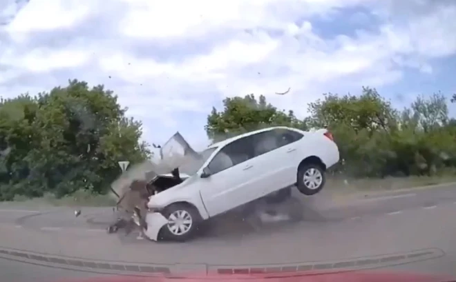 Vīrietis, atceļā no kapsētas, izraisīja letālu sadursmi, kurā gāja bojā trīs cilvēki