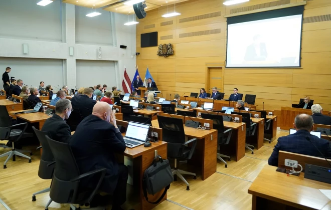 Uz Rīgas domes 60 deputātu vietām pretendē 740 kandidātiem no 16 sarakstiem.