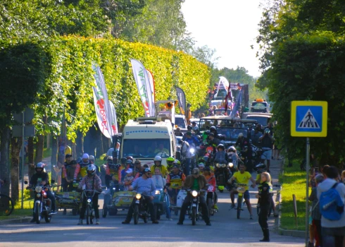 Tradicionālā Valkas–Valgas dvīņu pilsētas parāde.