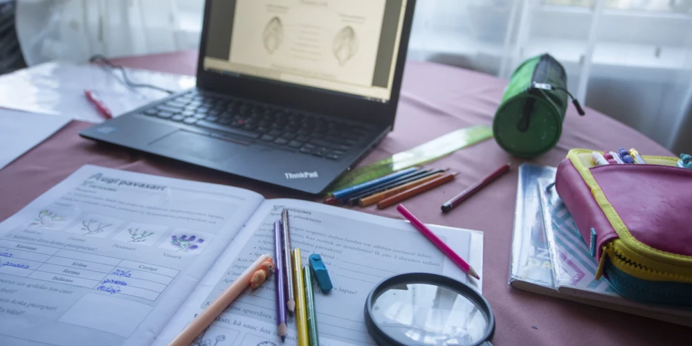 Lai palīdzētu sagatavoties jaunajam mācību gadam, Rīgas pašvaldība jau jūnijā sāk izmaksāt ikgadējo pabalstu izglītības ieguves atbalstam. 