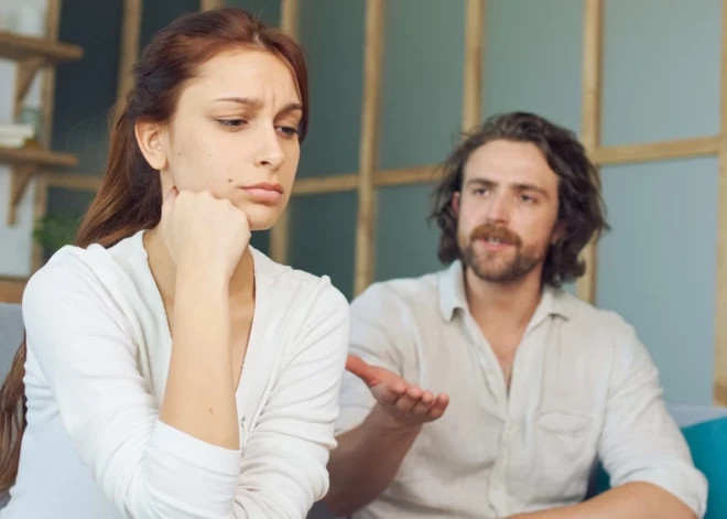 Kad viņš izliekas par upuri un tu jūties vainīga: kā narciss spēlējas ar tavu prātu