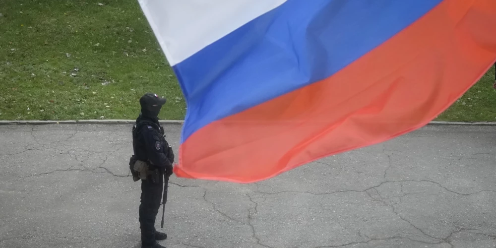 Krievijas drošības struktūru pārstāvji nopratinājuši šoferus, no kuru vadītajām kravas automašīnām svētdien Ukrainas Drošības dienesta specoperācijas "Zirnekļtīkls" gaitā palaisti droni, pirmdien vēsta "Telegram" kanāls "Baza".