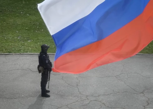 Krievijas drošības struktūru pārstāvji nopratinājuši šoferus, no kuru vadītajām kravas automašīnām svētdien Ukrainas Drošības dienesta specoperācijas "Zirnekļtīkls" gaitā palaisti droni, pirmdien vēsta "Telegram" kanāls "Baza".
