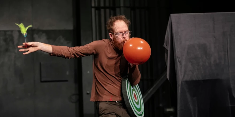 Ar pasaulē atzītā klaunādes meistara Toma Monktona jaunāko izrādi “Endling” – spilgtu mūsdienu klaunādes piemēru, svētdien, 8. jūnijā Latgales vēstniecība "GORS" atklāj savu vasaras sezonu.