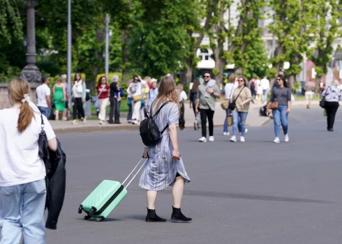 Cilvēki Brīvības laukumā.