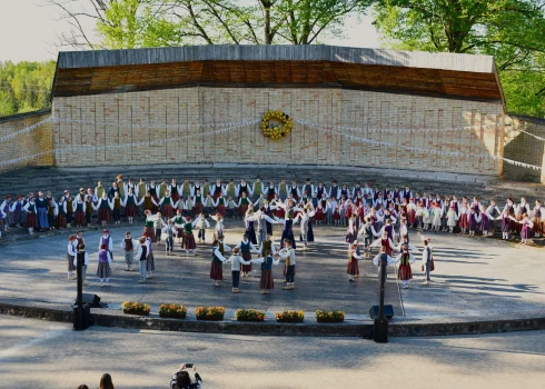 Pasākumā piedalās Ventspils novada jauktais koris “Dzintara balsis” kopā ar solistiem un pasākuma vadītājiem Anci Krauzi un Jāni Kurševu.