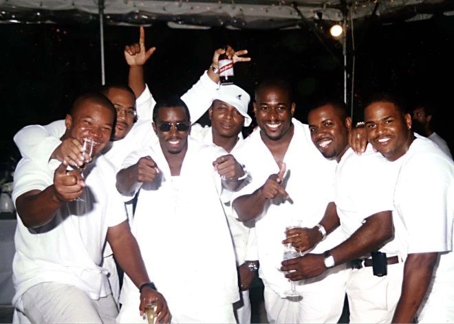 Puskailas “nāras” un hašiša cepumi – žurnāliste atklāj, kā izskatījās greznākās ballītes Diddy vadībā