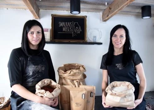 "Smalkais muslis" īpašnieces Ieva Biķe (no labās) un Ilze Kalāce-Bērziņa.
