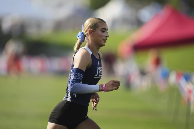 16 gadus vecā AB Ernandesa, kura piedzima kā zēns, sacentās ar savām vienaudzēm meitenēm.