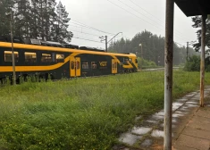 Kabeļa bojājums paralizē vilcienu kustību Skultes un Lugažu maršrutos