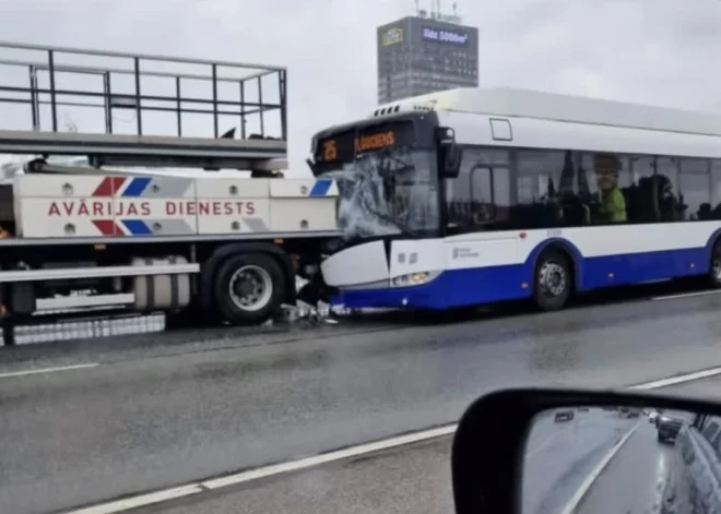 Negadījums uz Vanšu tilta - trolejbuss uzbrauc stāvošai avārijas dienesta mašīnai