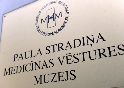 Plāksne pie Paula Stradiņa Medicīnas vēstures muzeja.