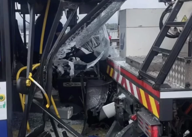 "Rīgas satiksme" izmeklēs uz Vanšu tilta notikušās trolejbusa avārijas iemeslus