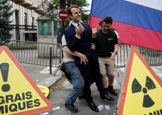 "Greenpeace" aktīvisti nozog Makrona vaska figūru un novieto to pie Krievijas vēstniecības