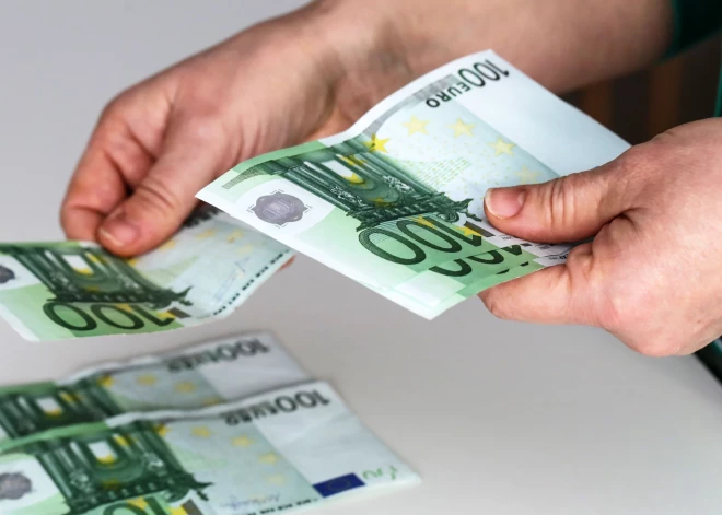 Valsts kontrole: Satiksmes ministrijā amatpersonai izmaksāta gandrīz 5000 eiro prēmija laikā, kad tā bija atstādināta no amata