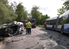Atklāj detaļas par traģēdiju uz Daugavgrīvas šosejas: bojāgājušais šoferis triecies ar lielu ātrumu
