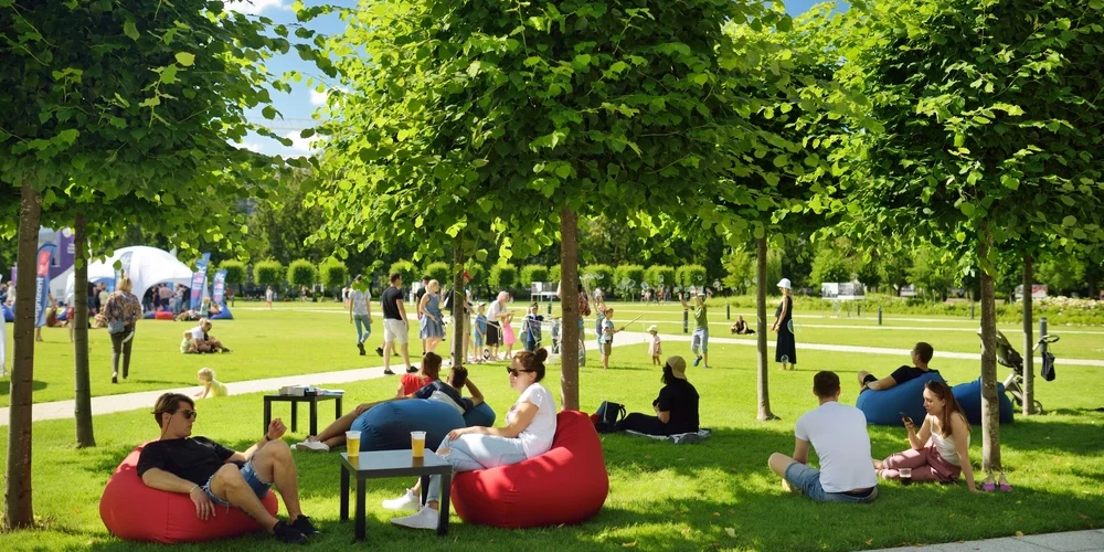 Cilvēki atpūšas vienā no Viļņas centra parkiem - renovētajā Lukišķu laukumā.