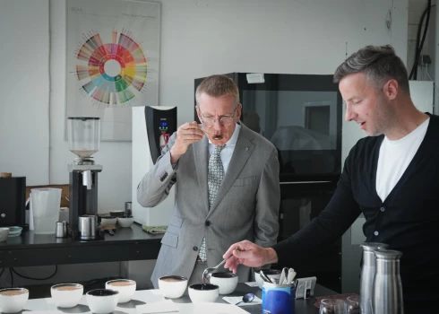 Valsts prezidents Edgars Rinkēvičs apmeklē “Kalve Coffee”. 