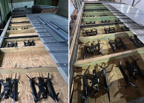 Droni paslēpti "konteineros" – iepriekš izgatavotu moduļu māju imitācijās, ko izmantoja dronu nogādāšanai Krievijas gaisa spēku bāzu tuvumā.