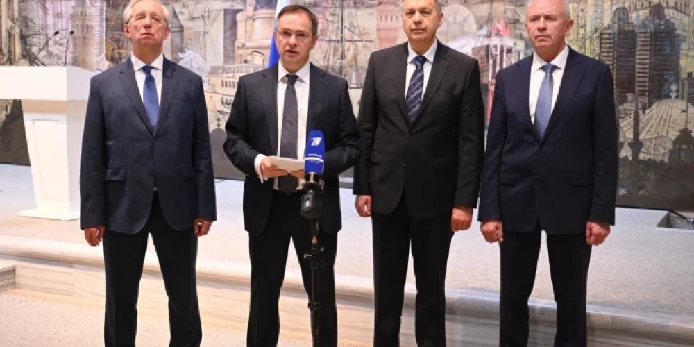 Krievijas delegācijas pārstāvji pamiera sarunu laikā Stambulā.