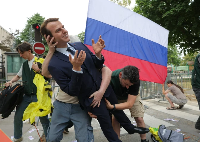 Parīzē no muzeja nozog Emanuela Makrona vaska figūru un noliek pie Krievijas vēstniecības