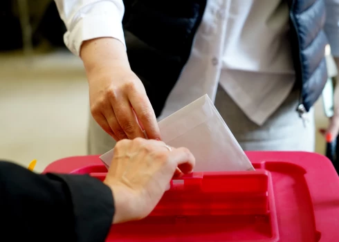 Gan pirmdien, gan otrdien neilgi pirms iecirkņa atvēršanas bijusi neliela vēlētāju rinda.