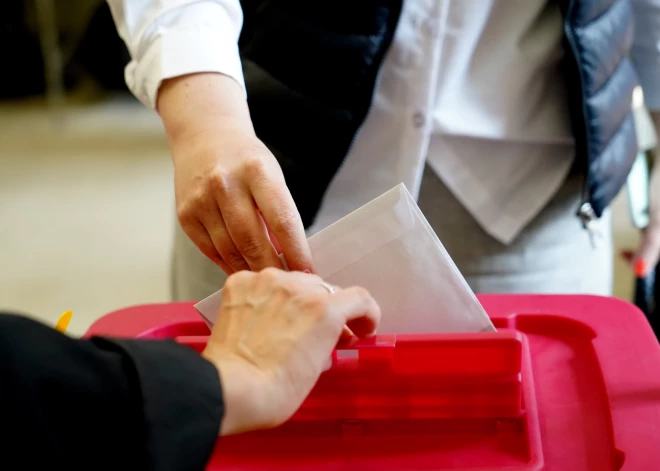 Rīgas vēlēšanu iecirkņos iepriekšējā balsošana norit mierīgi