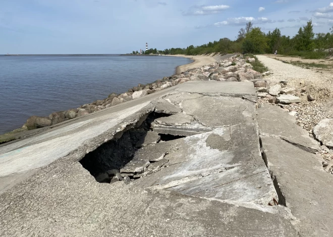 Atjaunos vētru bojāto Daugavgrīvas krasta nostiprinājuma posmu