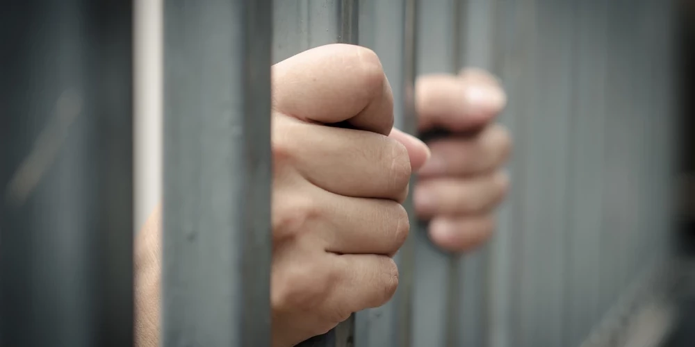 Zemgales rajona tiesa kādam vīrietim par mazgadīgas meitenes izvarošanu piespriedusi brīvības atņemšanu uz 11 gadiem un probācijas uzraudzību uz trim gadiem.