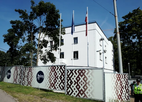 Ministru kabinets atbalstīja ikgadējo iemaksu palielināšanu NATO Stratēģiskās komunikācijas izcilības centra budžetā, lai nodrošinātu uzņemošās valsts saistību izpildi un centra darbības paplašināšanu, tostarp veidojot jaunu Mākslīgā intelekta laboratoriju.