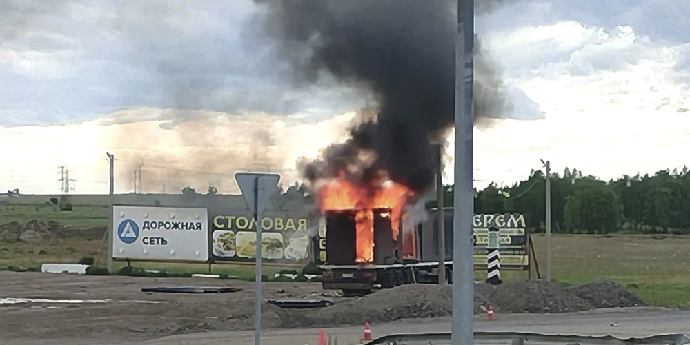 Fotogrāfijā redzama kravas automašīna, kas izmantota, lai palaistu Ukrainas dronus.