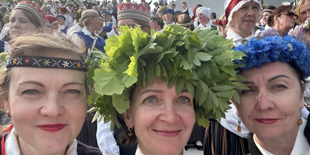 Koncertā piedalījās vairāk nekā 3600 dziedātāju, dejotāju, akordeonistu un pūtēju orķestru dalībnieku. 