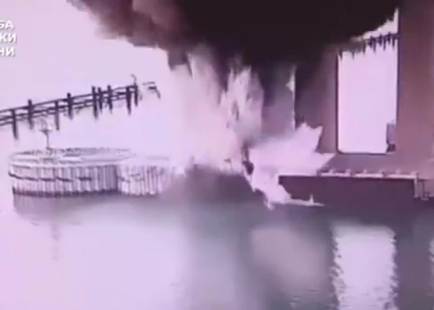 Saspridzināti Krimas tilta balsti, tilts ir avārijas stāvoklī.