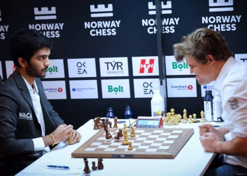 Magnuss Kārlsens (no labās) asi reaģē uz zaudējumu.