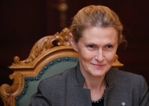 Latvijas vēstniece Eiropas Savienībā Sanita Pavļuta - Deslandes akreditācijas vizītes laikā pie Valsts prezidenta Melngalvju namā.