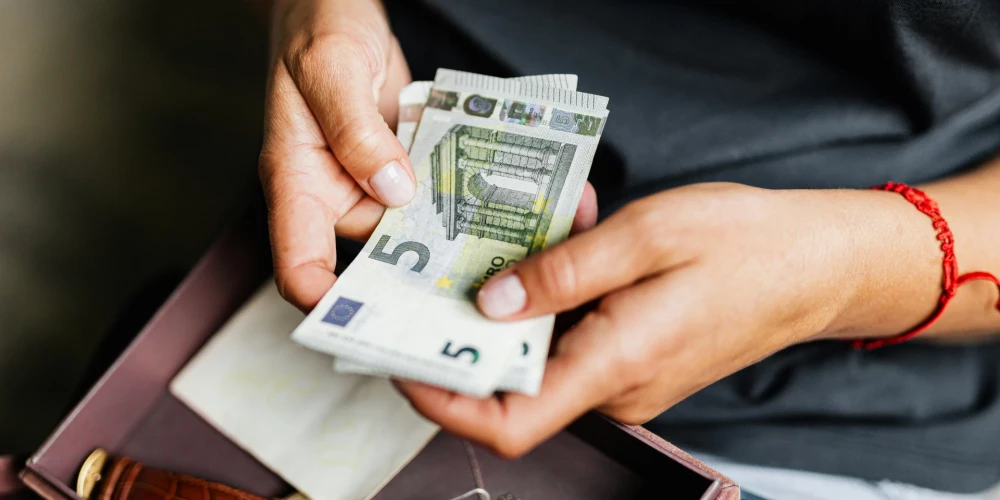 Finanšu analītiķi lēš, ka simtiem miljardu eiro skaidrā nauda netiek tērēta, bet glabājas pie pilsoņiem "zem matračiem".