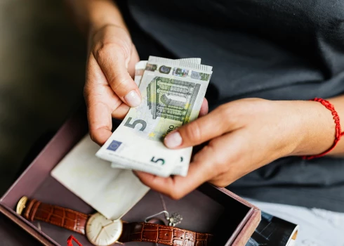 Finanšu analītiķi lēš, ka simtiem miljardu eiro skaidrā nauda netiek tērēta, bet glabājas pie pilsoņiem "zem matračiem".