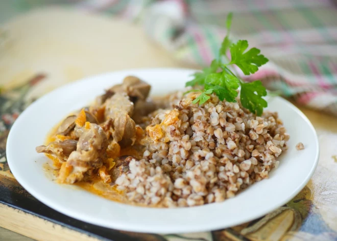 Вкусный и быстрый ужин: куриная печень с луком и морковью