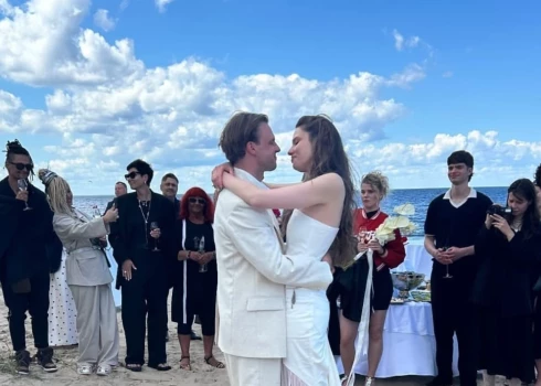 Par to, ka Dumburs kļuvis par precētu vīru, liecina aktiera ievietotās fotogrāfijas soctīklā "Instagram" viņa profila īso stāstiņu sadaļā.