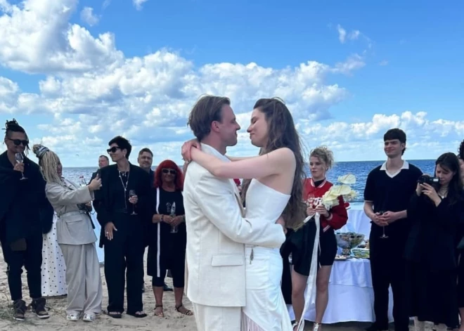 Par precētu vīru kļuvis aktieris Kaspars Dumburs