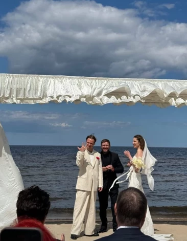 Par to, ka Dumburs kļuvis par precētu vīru, liecina aktiera ievietotās fotogrāfijas soctīklā "Instagram" viņa profila īso stāstiņu sadaļā.