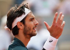 Itālijas tenisists Muzeti rupji sit ar bumbiņu līnijtiesnesei, tomēr iekļūst "French Open" pusfinālā