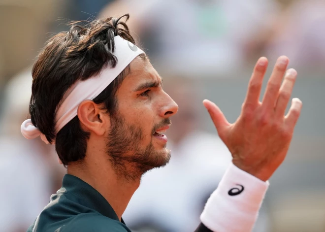 Itālijas tenisists Muzeti rupji sit ar bumbiņu līnijtiesnesei, tomēr iekļūst "French Open" pusfinālā