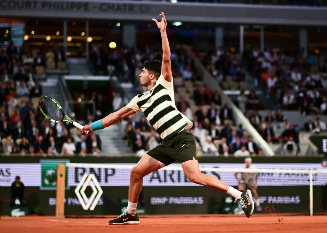 Pasaules ranga vicelīderis Alkarass, pat lāga nesvīstot, iekļūst "French Open" pusfinālā