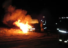 Aizvadītajā diennaktī ar glābēju palīdzību apdzēstas tīs degošas automašīnas