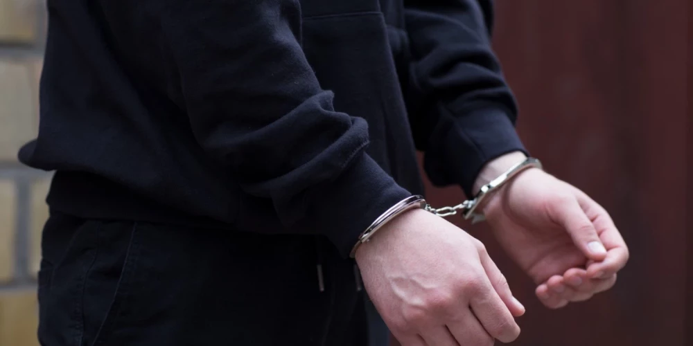 Aizturēts rūdīts garnadzis no Igaunijas, kurš ilgākā laika posmā veicis zādzības no privātmājām Jūrmalā. 