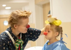 Sirdssilti skati - bērni izplūst smaidā, sagaidot Dakterus Klaunus. FOTO