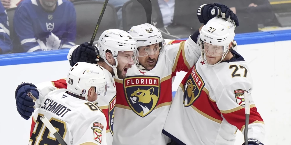 Uvis Balinskis (vidū pa kreisi) arī savā otrajā sezonā NHL var izcīnīt Stenlija kausu.