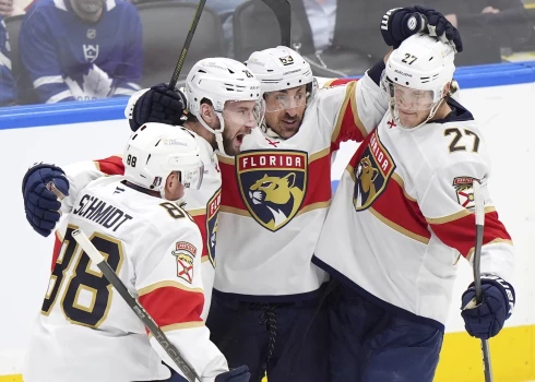 Uvis Balinskis (vidū pa kreisi) arī savā otrajā sezonā NHL var izcīnīt Stenlija kausu.